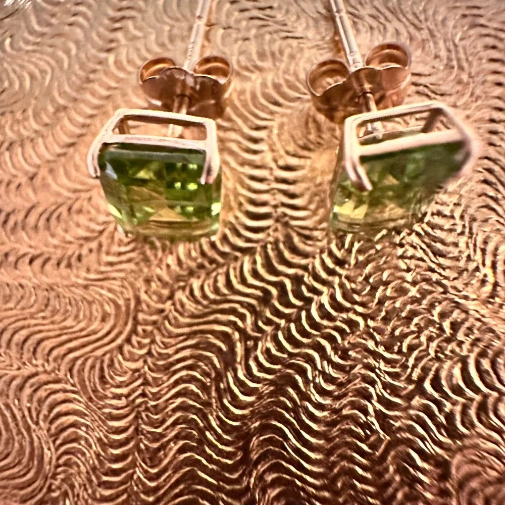 2.14 ct 14K solid Gold Genuine brilliant Emerald cut Peridot  studs - Picture 7 of 10